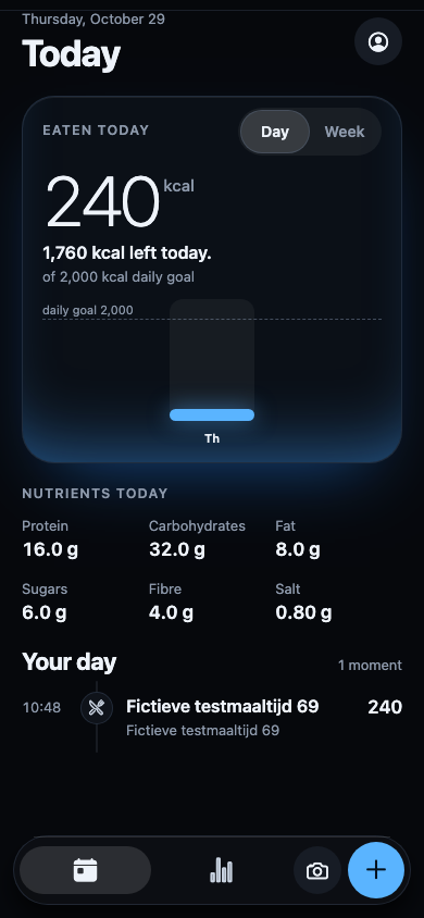 Echte appcapture van het Vandaag-scherm, in het Engels met donker thema en fictieve testgegevens: 240 kcal gegeten, nog 1.760 kcal over van een dagdoel van 2.000 kcal, voedingswaarden zoals eiwit, koolhydraten en vet, één fictieve testmaaltijd om 10:48, de dag/week-schakelaar en de onderbalk.